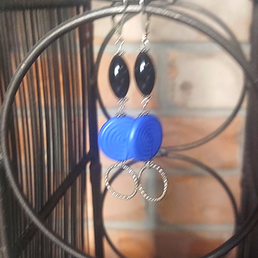 Cute silver leverback earrings.